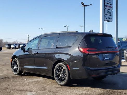 New 2026 Chrysler Pacifica Select image 5