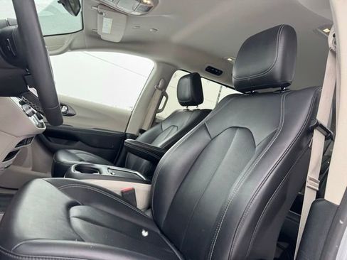 Used 2024 Chrysler Pacifica Touring-L image 9