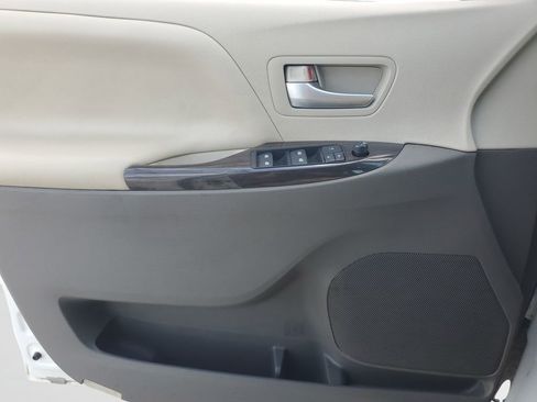 Used 2017 Toyota Sienna XLE w/ XLE Navigation Package FWD image 20