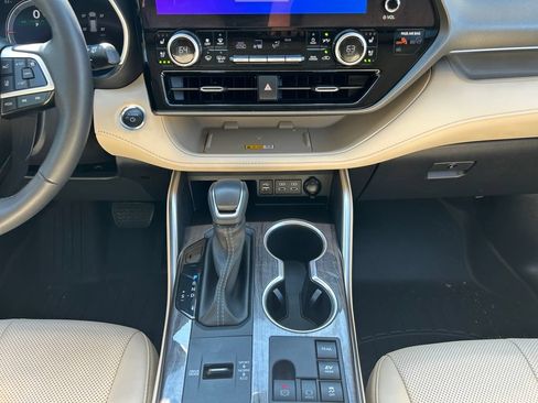 Used 2025 Toyota Highlander Limited AWD/4WD image 15