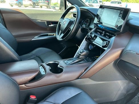 Used 2022 Toyota Venza XLE AWD/4WD image 13