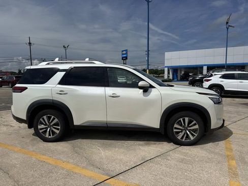 Used 2023 Nissan Pathfinder SL w/ Lighting Package (N92) FWD image 7