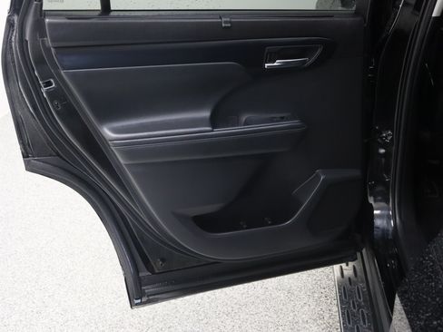 Used 2022 Toyota Highlander XLE FWD image 28