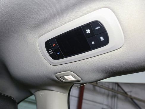 Used 2023 Chrysler Pacifica Limited image 23