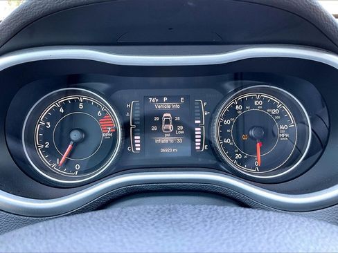 Used 2018 Jeep Cherokee Latitude Plus w/ Comfort/Convenience Group image 12