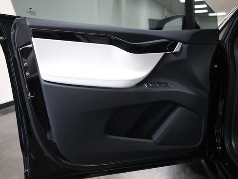 Used 2020 Tesla Model X image 24