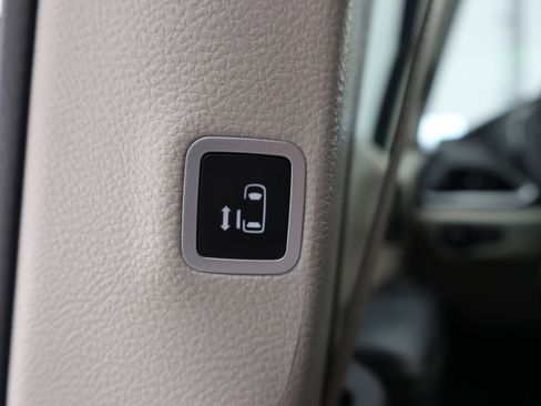 Used 2024 Chrysler Pacifica Touring-L image 38