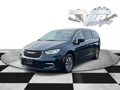 Certified 2024 Chrysler Pacifica Select image 2