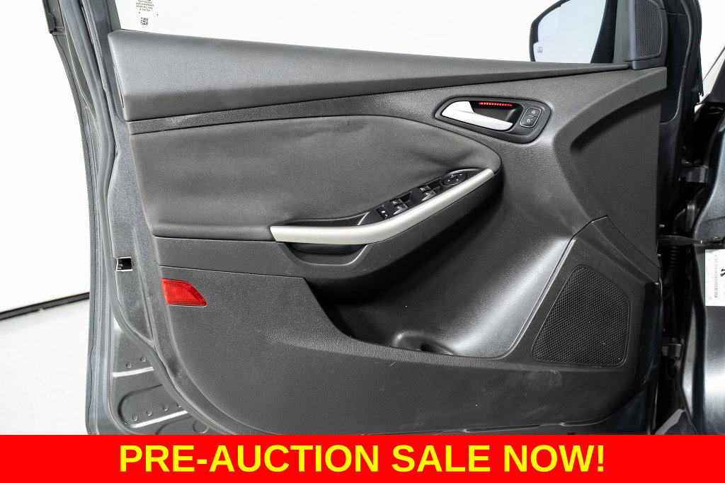 Used 2017 Ford Focus Titanium FWD image 32