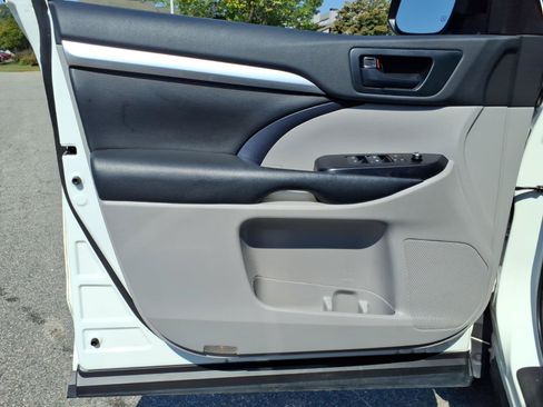 Used 2019 Toyota Highlander LE FWD image 7