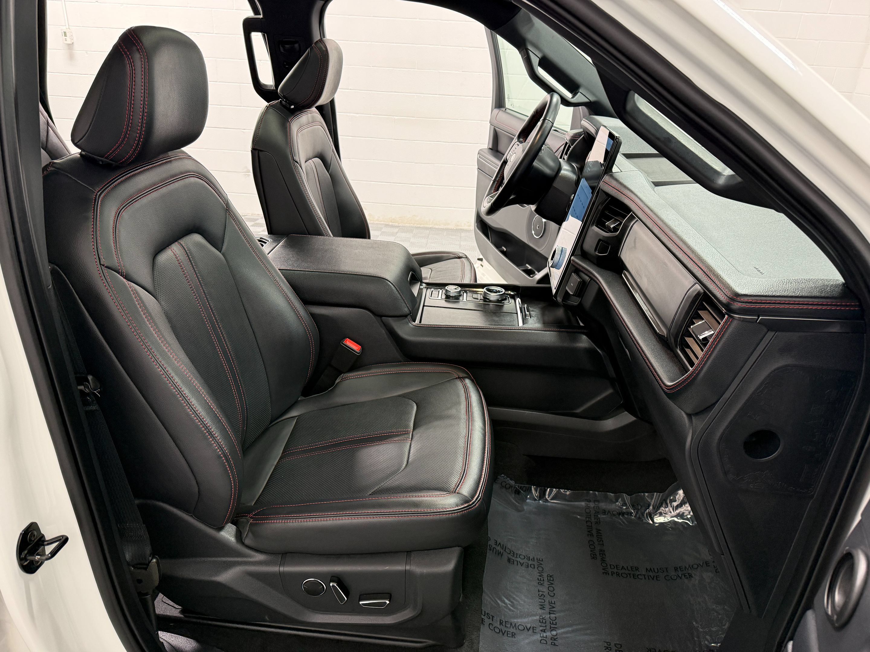 Used 2023 Ford Expedition Limited AWD/4WD image 16