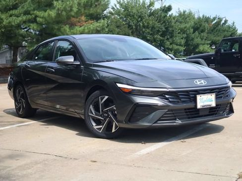 Certified 2025 Hyundai Elantra Limited FWD image 2
