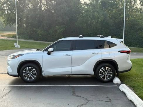 Used 2024 Toyota Highlander XLE AWD/4WD image 4
