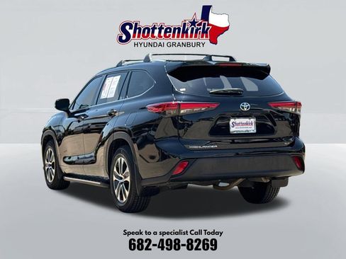 Used 2022 Toyota Highlander XLE FWD image 8