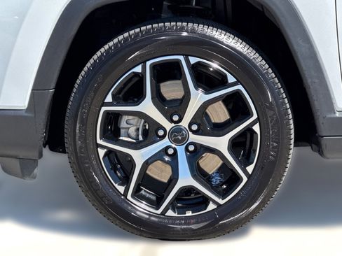 Used 2025 Jeep Compass Limited image 10