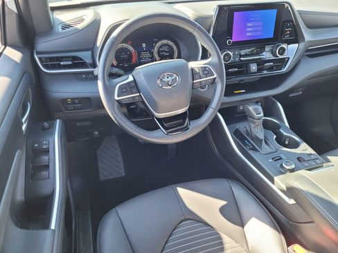 Certified 2025 Toyota Highlander XSE image 7