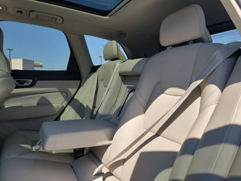 Used 2022 Volvo XC60 B5 Momentum w/ Climate Package FWD image 26