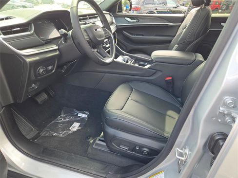 New 2025 Jeep Grand Cherokee Limited w/ Black Appearance Package image 22