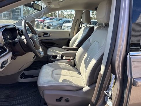 Used 2017 Chrysler Pacifica Touring-L image 9