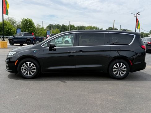 Used 2023 Chrysler Pacifica Touring-L FWD image 4