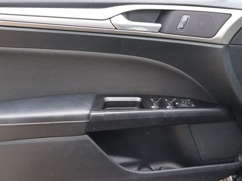 Used 2017 Ford Fusion SE FWD image 12