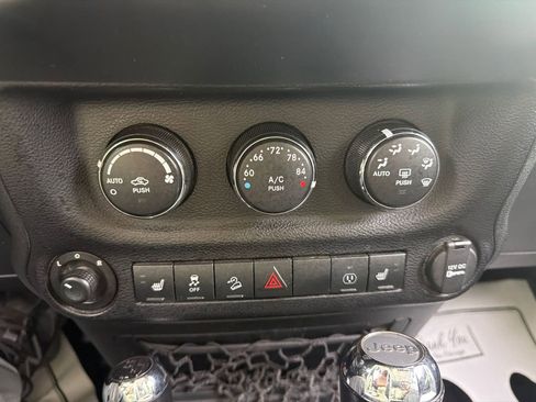 Used 2015 Jeep Wrangler Unlimited Rubicon w/ Connectivity Group AWD/4WD image 20