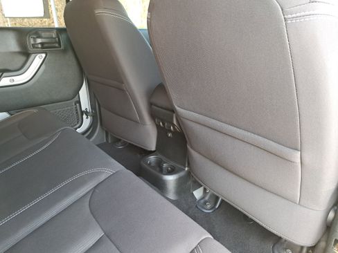 Used 2018 Jeep Wrangler Unlimited Sahara w/ Connectivity Group image 11