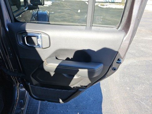 Used 2025 Jeep Wrangler Sahara image 17