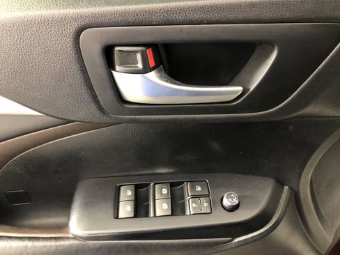 Used 2016 Toyota Highlander XLE image 11