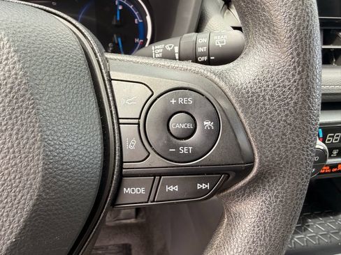 Used 2025 Toyota RAV4 XLE AWD/4WD image 17