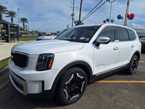 Used 2024 Kia Telluride EX w/ EX Captain's Chair Package image 9