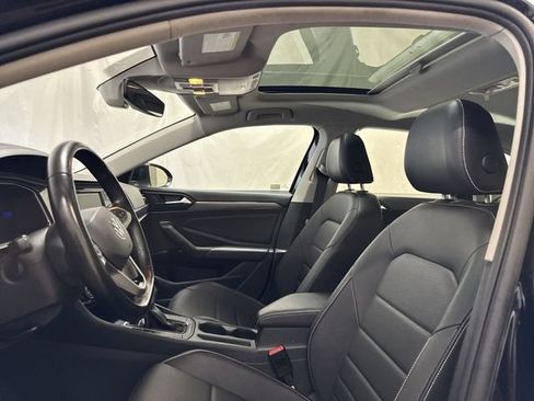 Used 2024 Volkswagen Jetta SE FWD image 11