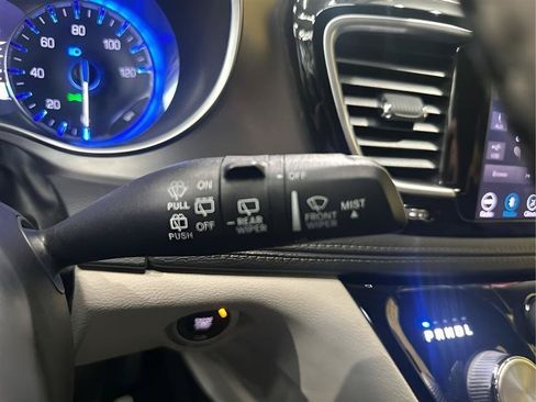 Used 2019 Chrysler Pacifica Limited FWD image 15