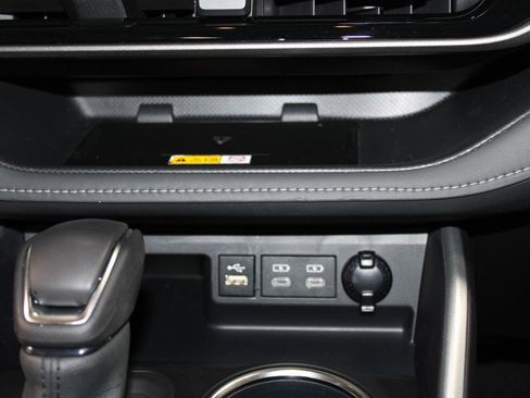 Used 2024 Toyota Highlander XLE image 41