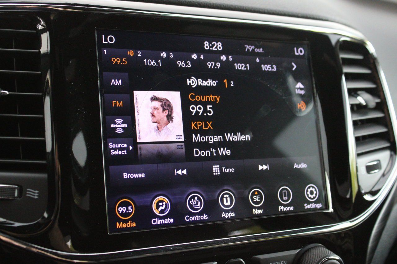 Used 2020 Jeep Grand Cherokee Altitude AWD/4WD image 15
