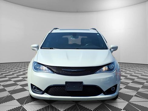 Used 2020 Chrysler Pacifica Touring-L Plus image 2