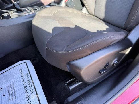 Used 2016 Jeep Cherokee Latitude w/ Comfort & Convenience Group image 17