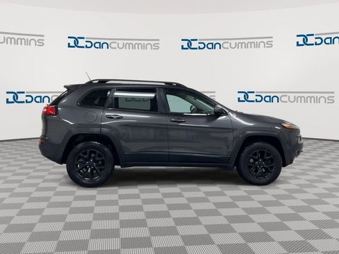 Used 2015 Jeep Cherokee Trailhawk AWD/4WD image 9