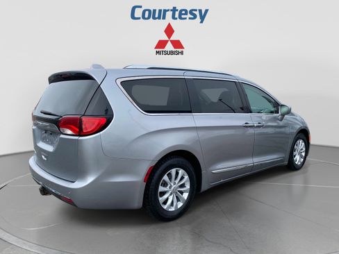 Used 2019 Chrysler Pacifica Touring-L FWD image 7