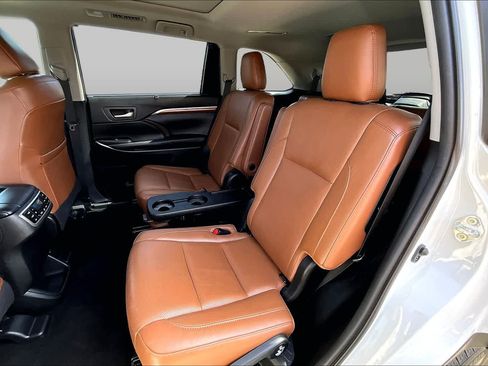Used 2019 Toyota Highlander Limited Platinum FWD image 18