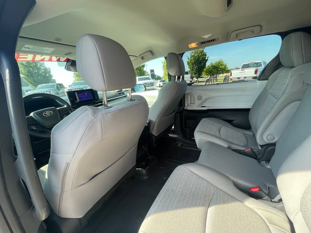 Used 2025 Toyota Sienna LE FWD image 23