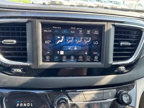 Used 2020 Chrysler Pacifica Touring-L FWD image 23