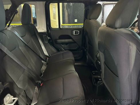 Used 2020 Jeep Wrangler Unlimited Sahara w/ Dual Top Group AWD/4WD image 18