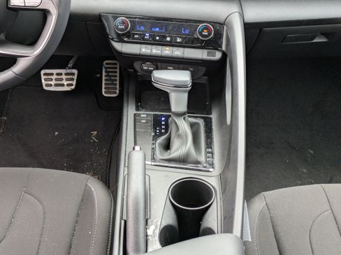 Used 2025 Hyundai Elantra Sport image 19