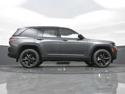 New 2025 Jeep Grand Cherokee Altitude AWD/4WD image 16