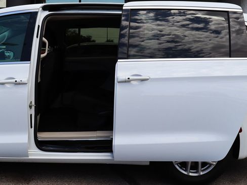 Used 2022 Chrysler Voyager LX FWD image 33
