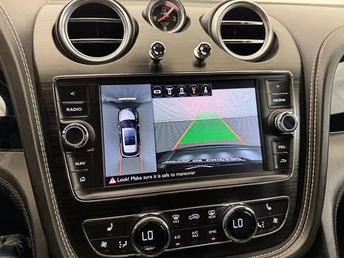 Used 2017 Bentley Bentayga AWD/4WD image 22