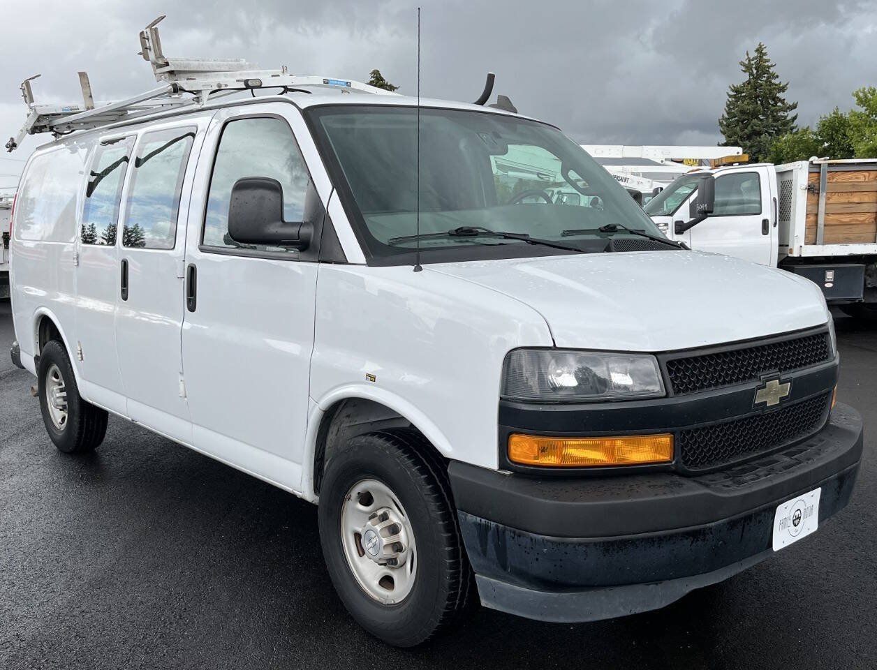 Used 2018 Chevrolet Express 2500 w/ Driver Convenience Package RWD image 3