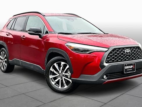 Used 2025 Toyota Corolla Cross XLE image 2