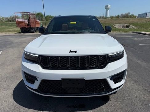 Used 2025 Jeep Grand Cherokee Summit image 2
